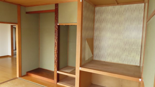 北見市留辺蘂町旭１区２３０番地５　中古売家の収納|床の間は、絵画や生け花などを飾ることで、部屋に季節感や風情を与え、美しさを演出できます。仏間は仏壇を設ける場所として違和感なく設置できます。収納は季節の物や普段使わないものを効率よく保管できます。