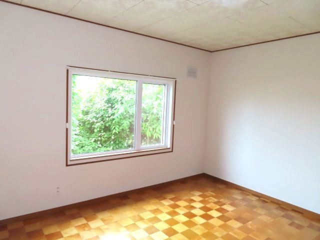北見市留辺蘂町旭１区２３０番地５　中古売家の洋室|1階8帖洋室です。外窓はトリプルサッシに交換済みです。トリプルサッシの堅牢性（防犯性）は、ガラスが何層も重なるため厚みがあるので、窓の強度が増し、不正侵入のリスクを低減します。