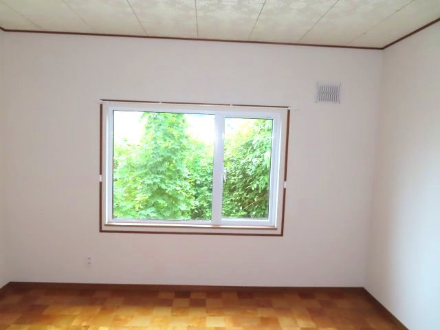 【洋室】 | 北見市留辺蘂町旭１区２３０番地５　中古売家 | １階８帖洋室窓交換いたしました。