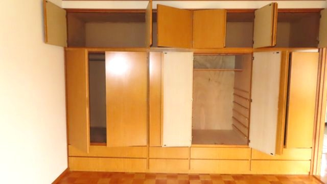 北見市留辺蘂町旭１区２３０番地５　中古売家の収納|1階8帖洋室の収納は、両開きで引き出し付きの大容量収納は、開口部が広く、大きいものや長いものを収納するのに向いています。引き出し収納は、小物の整理がしやすく、奥の物も取り出しやすいです。