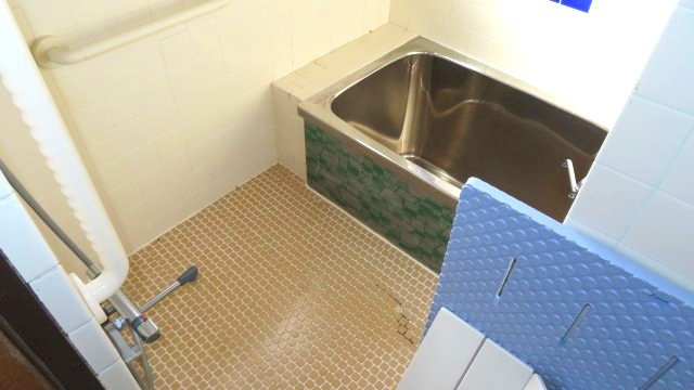 【浴室】 | 北見市留辺蘂町旭１区２３０番地５　中古売家 | お風呂の、洗い場のタイルは、カビや水垢がつきにくく、汚れても簡単に落とせるのが特徴です。