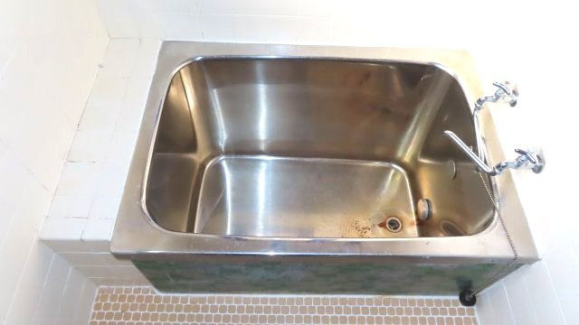 北見市留辺蘂町旭１区２３０番地５　中古売家の浴室|お風呂の浴槽は、ステンレスなので錆びにくく、傷や衝撃に強く、ヒビや穴が発生しにくいです。