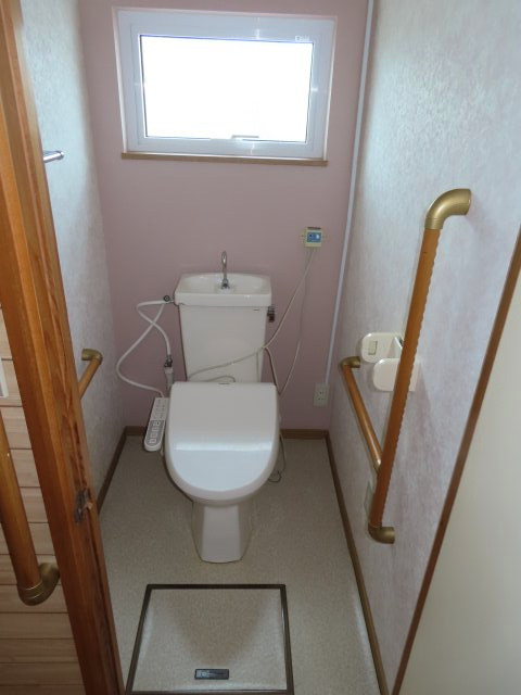 北見市留辺蘂町旭１区２３０番地５　中古売家のトイレ|トイレは手洗い付きウォシュレット式なので、利便性向上や節水効果など、様々なメリットがあります。用を足した直後に手を洗えるため衛生的です。さらに、窓があるので自然換気ができ、自然光を取り入れられるます。