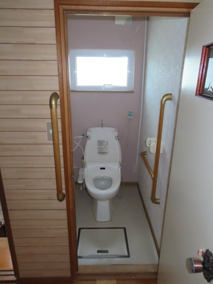 【トイレ】 | 北見市留辺蘂町旭１区２３０番地５　中古売家 | トイレは滑りやすく転倒のリスクが高い場所ですが、手すりがあることで転倒を未然に防ぎます。特に足腰が弱い方や高齢者にとって、トイレでの様々な動作を楽にします。