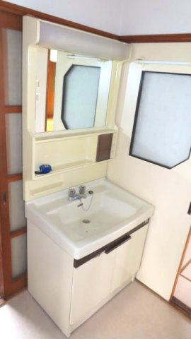 北見市留辺蘂町旭１区２３０番地５　中古売家の独立洗面台|洗面化粧台に混合水栓、鏡、照明、収納が一体となっていると、快適で機能的な洗面空間を実現できるというメリットがあります。