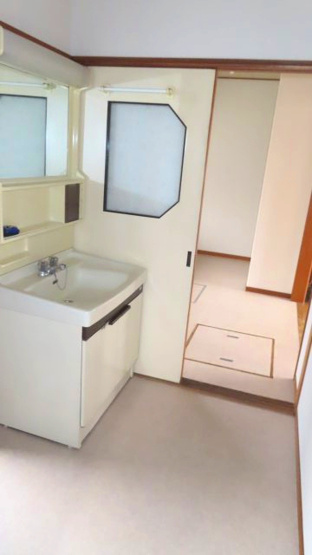 【脱衣所】 | 北見市留辺蘂町旭１区２３０番地５　中古売家 | 洗面脱衣所に洗面化粧台があることで、家事動線が良くなり、空間を効率的に使え、入浴後もすぐに身支度ができる利点があります。入浴後すぐにスキンケアやドライヤーができます。
