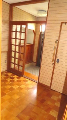 北見市留辺蘂町旭１区２３０番地５　中古売家の玄関|玄関とホールを結ぶ引き違い戸は、開ける幅を自由に調節できます。人の出入りや換気に合わせて調整でき、大きな荷物の出し入れもスムーズです。