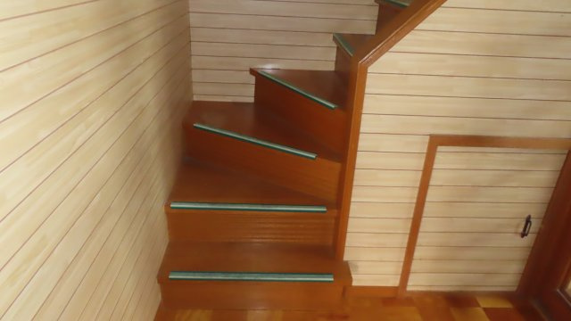 北見市留辺蘂町旭１区２３０番地５　中古売家のその他共用部分|階段の横に収納があります。