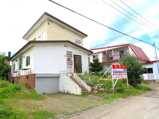 【外観】 | 北見市留辺蘂町旭１区２３０番地５　中古売家 | 南西向きの窓は、お昼頃から夕方にかけて日当たりが良いのが特徴です。午後の日差しで部屋が暖まり、冬場の暖房費を節約できます。天気が良ければ、1日に複数回洗濯も可能です。