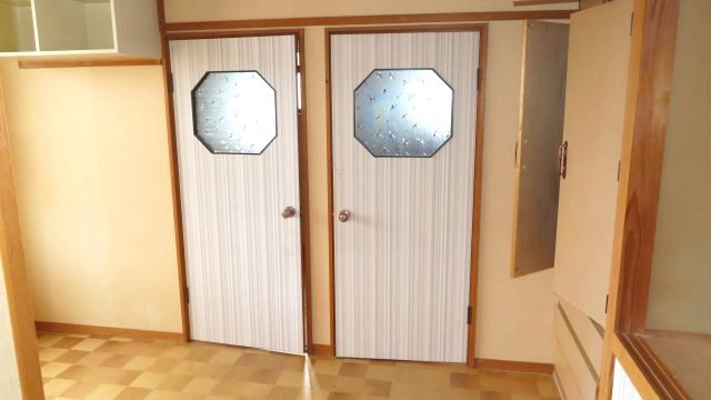 北見市留辺蘂町旭１区２３０番地５　中古売家の洋室|2階の南西側に、約2.7帖の納戸が2つあるので、物を種類別に分けて収納したり、使用頻度に応じて配置したりと、より効率的な整理整頓が可能になり、クローゼットには入らない大型の荷物を収納できます。