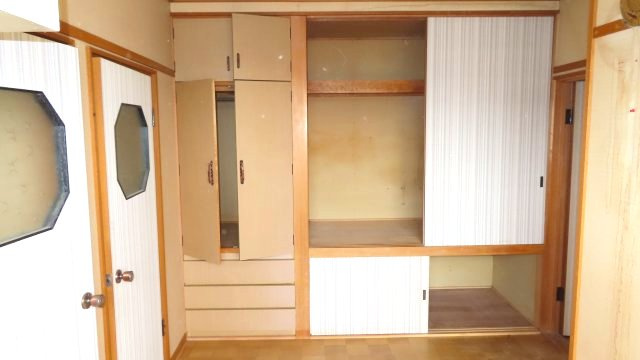 北見市留辺蘂町旭１区２３０番地５　中古売家の収納|2階6帖洋室には押入の横にも、出し入れのしやすい両開きドア収納があり、大きな物の収納に適していて、3段引き出し収納は、小物の整理整頓や収納物の見渡しやすさに優れています。
