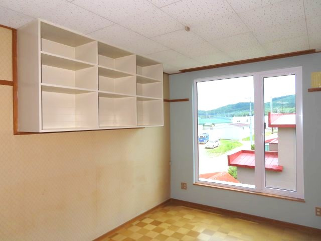北見市留辺蘂町旭１区２３０番地５　中古売家の洋室|2階洋室の南東向きの部屋は、朝日が差し込むため、午前中は日差しが強く、洗濯物が乾きやすいです。午後には日差しが弱まるため、夏でも室温が上がりにくく、涼しく過ごしやすいという利点もあります。