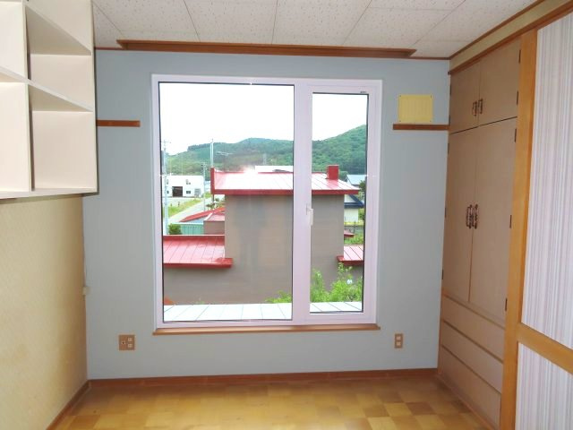 【洋室】 | 北見市留辺蘂町旭１区２３０番地５　中古売家 | 2階6帖洋室からの、バルコニーには、外部と内部をつなぐことで、住まいに開放感をもたらし、プライベートな屋外空間として活用できます。