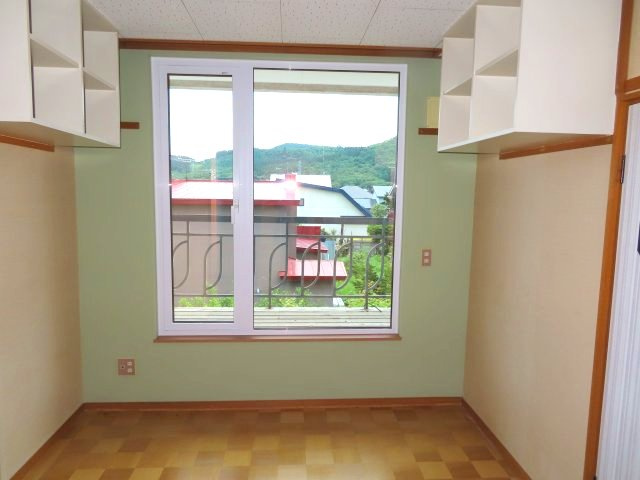 北見市留辺蘂町旭１区２３０番地５　中古売家の洋室|２階6帖洋室窓交換いたしました。