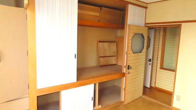 北見市留辺蘂町旭１区２３０番地５　中古売家の収納|2階6帖洋室の押入れは、奥行きがあり布団や季節家電などのかさばる物も収納可能です。両開きの収納は、衣類の種類別に収納可能で引き出しの深さや素材で使い勝手が向上します。　