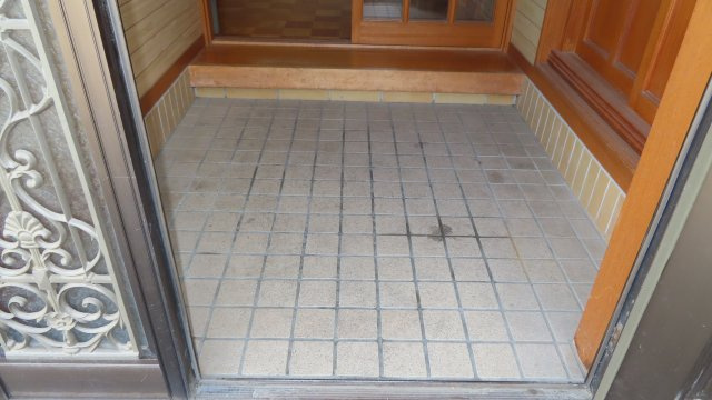 【玄関】 | 北見市留辺蘂町旭１区２３０番地５　中古売家 | 玄関には上がり框があるので、段差により、靴の泥や雨水が室内に持ち込まれるのを防ぐ効果と、段差に座ることで靴の脱ぎ履きが楽になります。特に子どもやお年寄りにとって転倒リスクを減らせます。