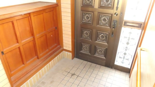 北見市留辺蘂町旭１区２３０番地５　中古売家の玄関|下駄箱（シューズボックス）は玄関の床面積を節約しながら靴を収納できる点が大きなメリットです。扉付きなので、靴の臭いが玄関に広がりにくいという利点や、下駄箱の上をちょっとした小物置きとして活用できます。