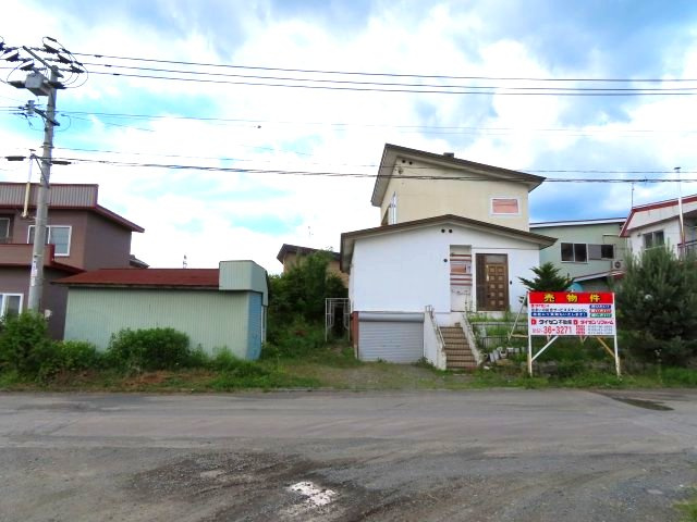 【前面道路含む現地写真】 | 北見市留辺蘂町旭１区２３０番地５　中古売家 | 前面道路幅員は７ｍです。