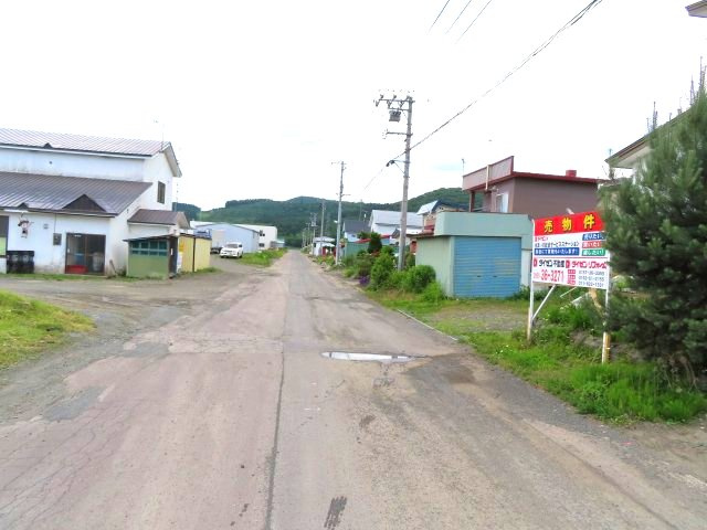 北見市留辺蘂町旭１区２３０番地５　中古売家の前面道路含む現地写真|前面道路は北東側に接道し、南東側から北西方向を見た前面道路周辺です。