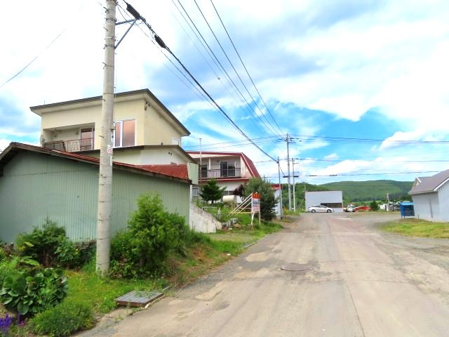 【前面道路含む現地写真】 | 北見市留辺蘂町旭１区２３０番地５　中古売家 | 北西側から、南東方向を見た前面道路周辺です。
