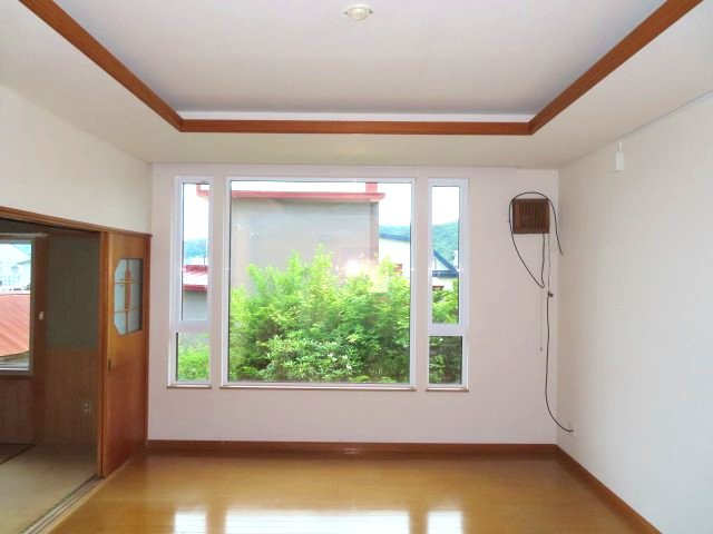 【居間・リビング】 | 北見市留辺蘂町旭１区２３０番地５　中古売家 | リビングの窓はトリプルサッシに交換済み。トリプルサッシは3枚のガラスを使用した窓で、高い断熱性、遮音性、堅牢性、防露性が主な特徴です。これにより、家全体の快適性が向上し、冷暖房費の削減にも繋がります。