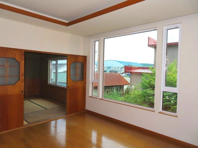 北見市留辺蘂町旭１区２３０番地５　中古売家の居間・リビング|トリプルサッシの高い断熱性は、3枚のガラスと空気層により、熱を通しにくい構造で、夏は涼しく、冬は暖かい室内環境を保ちます。冷暖房効率が向上し、光熱費の削減に繋がります。