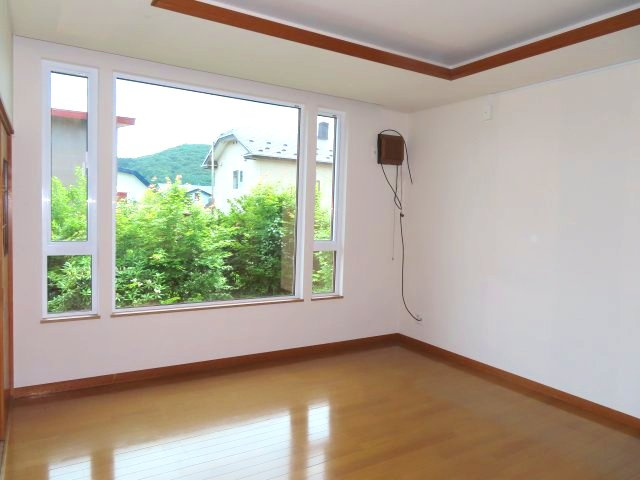 北見市留辺蘂町旭１区２３０番地５　中古売家の居間・リビング|トリプルサッシの優れた遮音性は、ガラスと空気層が増えることで、外部の騒音を大幅に軽減し、静かな室内環境を実現します。