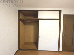 押入れは季節の衣類、寝具などを収納できます。伝統的な美しさと実用性が融合し、収納物を保護する調湿・換気効果があります。使い方によっては書類や小物なども効果的に整理でき空間を有効活用できます。