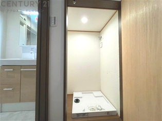 洗濯物の仕分け作業がしやすく、整理整頓が容易になります。洗濯音や湿気を他の部屋に持ち込まず、生活環境を快適に保ちます。上部を活用すれば収納スペースを確保でき洗剤や洗濯用品の整理もしやすくなります。