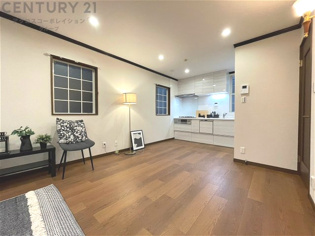 リビングダイニングは家族や友人とのコミュニケーションを楽しむ場所でくつろぎながら食事や会話を楽しめ、多目的に利用できリラックスできる空間です。家庭内の中心として機能し、快適な生活をサポートします。