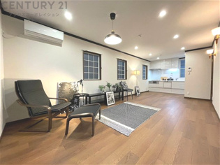 リビングダイニングは家族や友人とのコミュニケーションを楽しむ場所でくつろぎながら食事や会話を楽しめ、多目的に利用できリラックスできる空間です。家庭内の中心として機能し、快適な生活をサポートします。