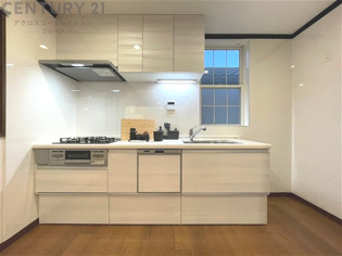 壁付けシステムキッチンはスペースの最大限の有効活用が可能で、動線がスムーズになり調理や準備が快適で効率的に行えます。収納スペースや吊り戸棚が設けられ、調理器具や食器類をスマートに収納できます。