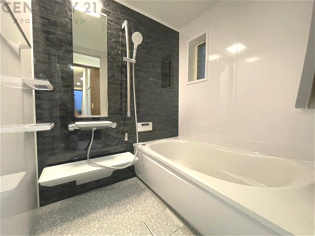 ユニットバスは省スペースでありながら、シンプルな設計と使いやすさを備え、簡便なメンテナンスが可能です。大きな窓付きで換気にも便利です。またミラー・小物置き場もあり便利です。