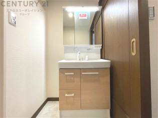 化粧品や洗顔料、歯ブラシなどの必需品をまとめて置ける収納スペースがあり、使用するたびに取り出す手間が省けます。また、水回りのため、濡れても大丈夫な素材が使用されており、お手入れが簡単です。