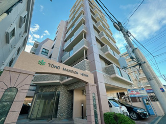 【外観】 | マンションの顔となるエントランスは重厚感漂う装いでお客様をお出迎えします。