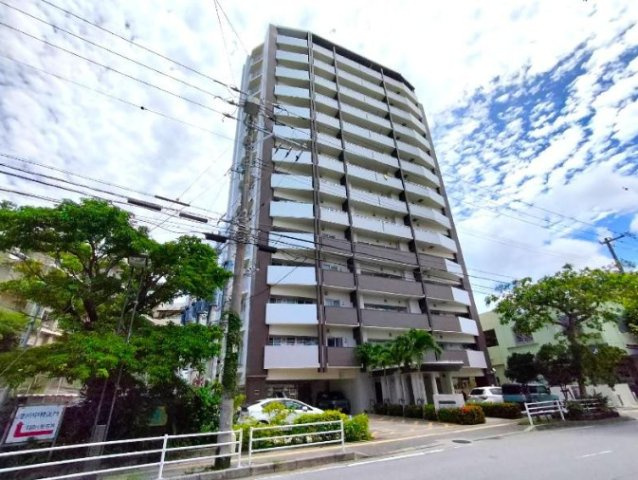 アーバンパレット港川学園通りの外観|人気の浦添市港川学園通りの14階建て中古マンションです！お気軽にお問合せ下さい♪