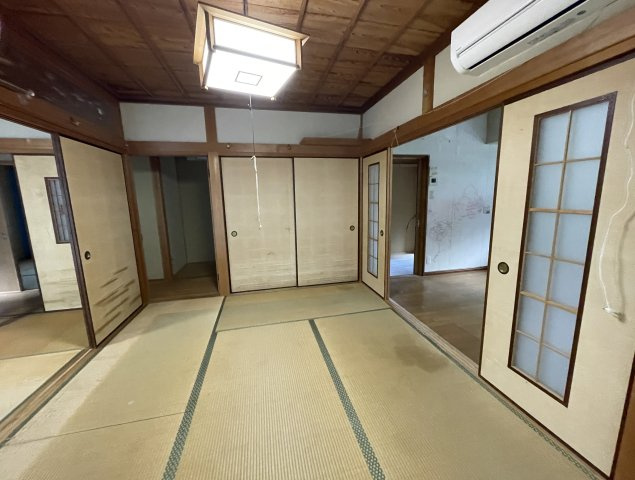 美咲町西川　中古住宅　6DKの和室|1F南6帖