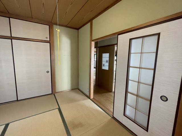美咲町西川　中古住宅　6DKの和室|1F北6帖