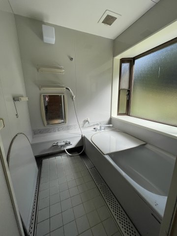 美咲町西川　中古住宅　6DKの浴室
