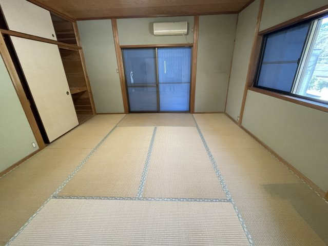 美咲町西川　中古住宅　6DKの和室|主寝室としても使用できる2F西8帖の和室は、4.5帖の和室と続き間になっており、お子様が小さい時の子供部屋として使ったり、大きな荷物やタンス置場として使用したり、使い方いろいろ。