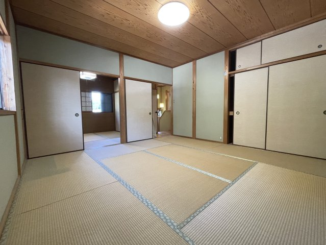 美咲町西川　中古住宅　6DKの和室|2F西8帖