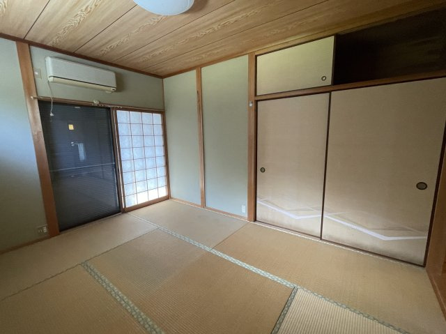 美咲町西川　中古住宅　6DKの和室|2F東6帖