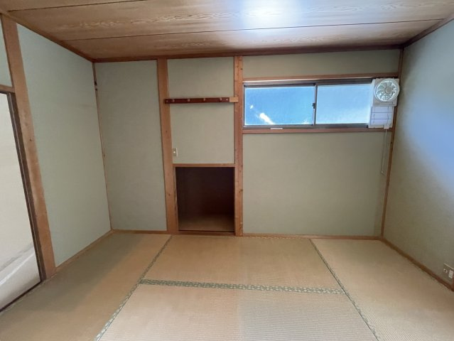 美咲町西川　中古住宅　6DKの和室|2F東6帖