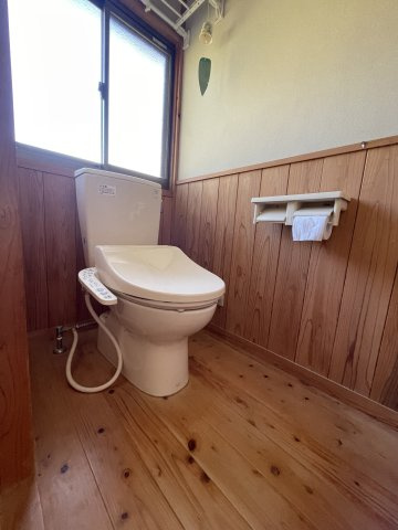 美咲町西川　中古住宅　6DKのトイレ|1F