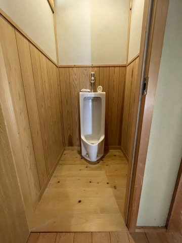 美咲町西川　中古住宅　6DKのトイレ|1F男子トイレ