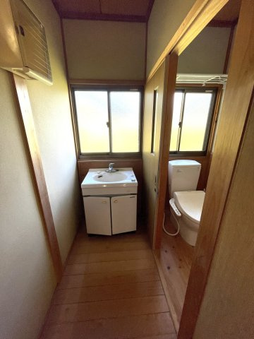 美咲町西川　中古住宅　6DKの独立洗面台|1F