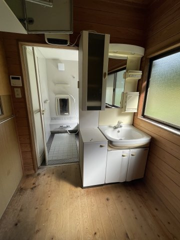 美咲町西川　中古住宅　6DKの独立洗面台