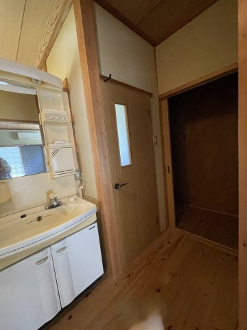 美咲町西川　中古住宅　6DKの独立洗面台|2F