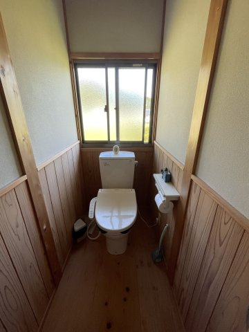 美咲町西川　中古住宅　6DKのトイレ|2F