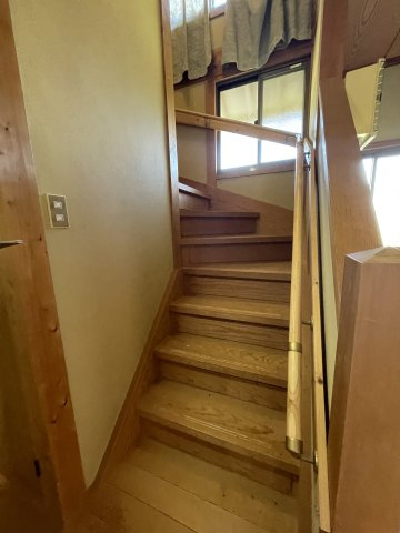 美咲町西川　中古住宅　6DKの内装|階段